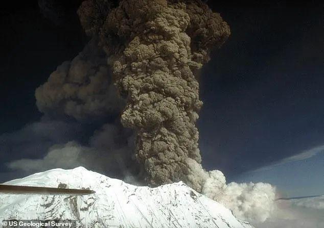 大型火山可能近期爆发当地居民抢购口罩尊龙凯时链接5000年未爆发！美国(图1)