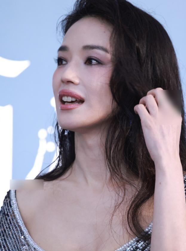 ：刘嘉玲脸垮了舒淇又嫩了胡杏儿赢麻尊龙凯时网站澳门水舞间镜头好真实(图3)