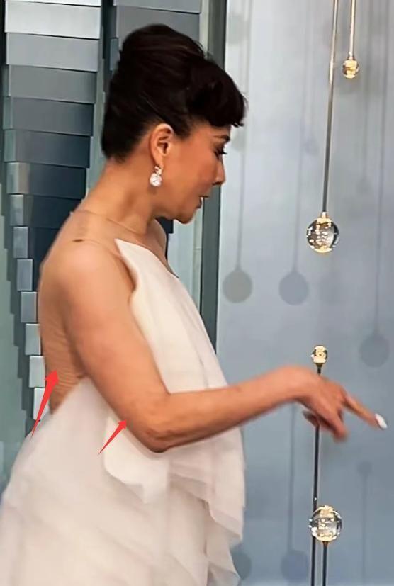 ：刘嘉玲脸垮了舒淇又嫩了胡杏儿赢麻尊龙凯时网站澳门水舞间镜头好真实(图8)
