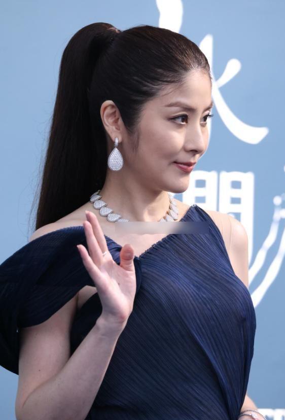 ：刘嘉玲脸垮了舒淇又嫩了胡杏儿赢麻尊龙凯时网站澳门水舞间镜头好真实(图7)