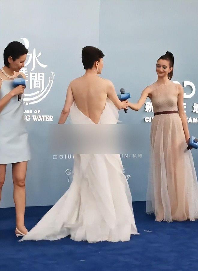 ：刘嘉玲脸垮了舒淇又嫩了胡杏儿赢麻尊龙凯时网站澳门水舞间镜头好真实(图11)