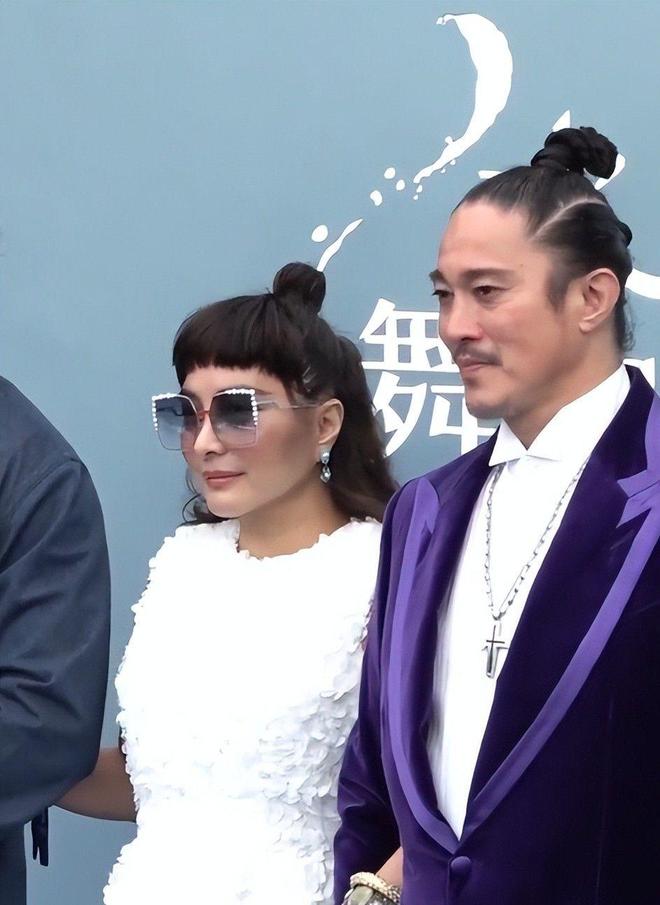：刘嘉玲脸垮了舒淇又嫩了胡杏儿赢麻尊龙凯时网站澳门水舞间镜头好真实(图16)